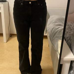 Svarta bootcut jeans från hm. Hög/normal midjade. Använda mindre än 5 gånger, köp gärna 🫶🏼