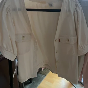 Levis kofta - En tunn kofta från Levis som är kortare i ärmarna och knappar till stängning. Säljer då den inte kommer.  till andvändning längre. 