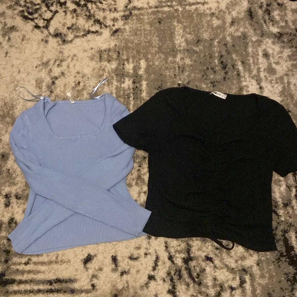 säljer dessa två toppar för 89kr🤍 blå och svart! båda tröjorna är i storlek L🫶🏻 kan skicka bild också topparna på mig ❤️‍🔥. Toppar.