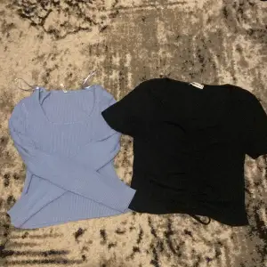 säljer dessa två toppar för 89kr🤍 blå och svart! båda tröjorna är i storlek L🫶🏻 kan skicka bild också topparna på mig ❤️‍🔥
