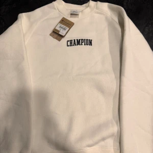 Oanvänd sweatshirt!  - En väldigt fin sweatshirt från Champion! Den är helt oanvänd och är lite mer oversized. Så den passar både S och M definitivt. Köpte för 750kr! Meddela vid intresse! 