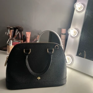 väska  - En handväska i fejk läder. Har inte kommit till användning hos mig men den är super fin. Rymmer många små saker och har två fack.  Oklart vad det är för märke ❣️ 