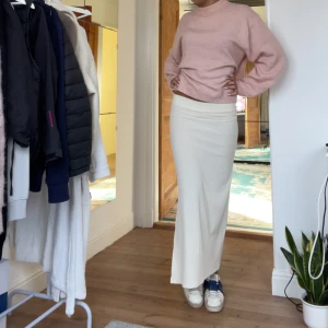 Långkjol  - Lågmidjad långkjol perfekt till våren och sommaren, jätteskönt stretchigt material och inga som helst defekter, använd 1 gång💛