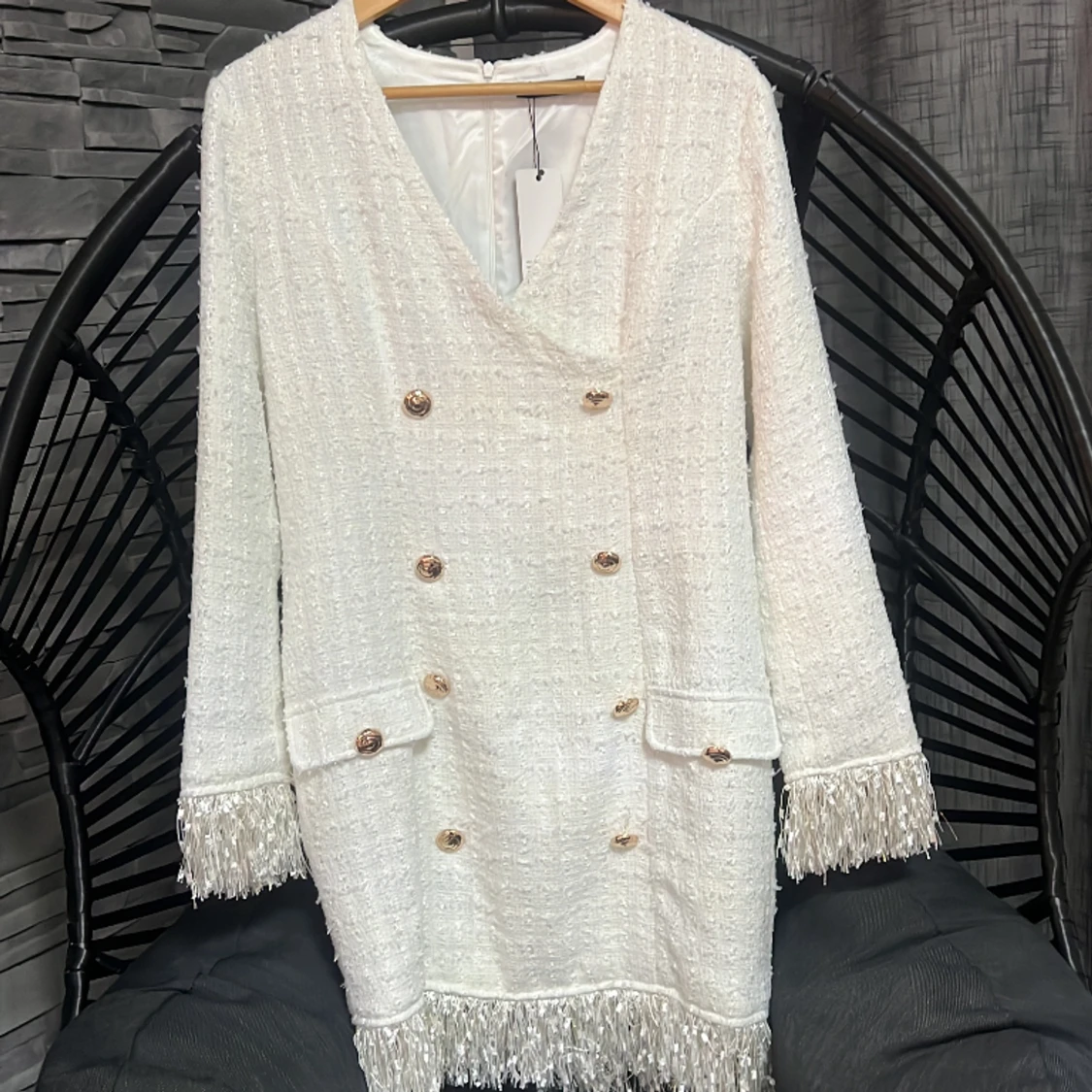 Vit klänning med guldknappar - 90