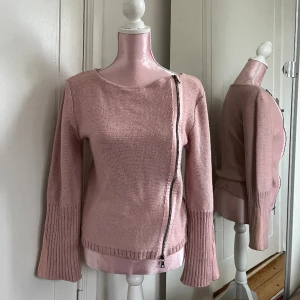 Stickad tröja - Stickad tröja med dragkedja🩷