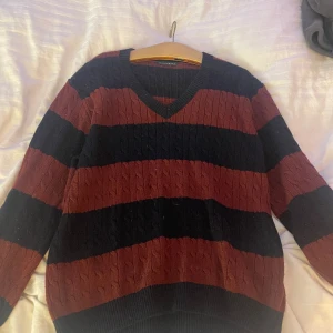 brandy melville  - säljer denna jätte snygga tröja som inte kommer till användning. Storleken är one size men skulle säga det är storlek M. 🎀kan diskutera priset  