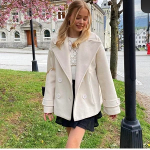 Design by si kappa - Design by si kappa i bra skick,fin nu till våren. den är i strl xs/s💕