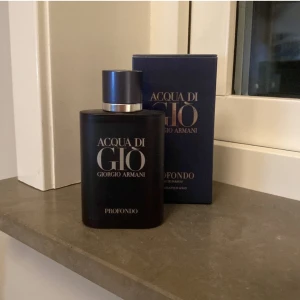 Aqua Di Gio Profondo Parfym 75ml - Säljer nu min knappt använda Aqua di Gio parfym. Det är en väldigt fräsch och somrig lukt och är därför perfekt för våren och sommaren. Den är 75ml och har sprayat 8 gånger ungefär. Nypris 1200. Skriv om du har frågor! Pris kan diskuteras, INGA BYTEN