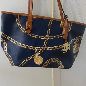 Vår och sommarväska - Blå ock mönstrad väska Ralph Lauren. Perfekt för sommarens outfit. Nypris 2000 kr.