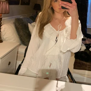 Vit Volang blus  - Vit volang blus från boohoo helt ny har kvar lappen. Kan skicka bild på lappen 