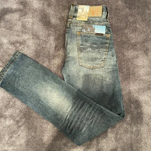Nudie jeans- Grim Tim (HELT NYA) - Tjena! Säljer nu dessa helt oanvända jeansen i från märket Nudie! Storlek: W30 L32. Modell: Grim Tim. Passform: Slim fit. Skick: 10/10, helt nya och oanvända med tags kvar! Nypris: 1700kr Vid fler frågor eller andra funderingar är det bara att skriva