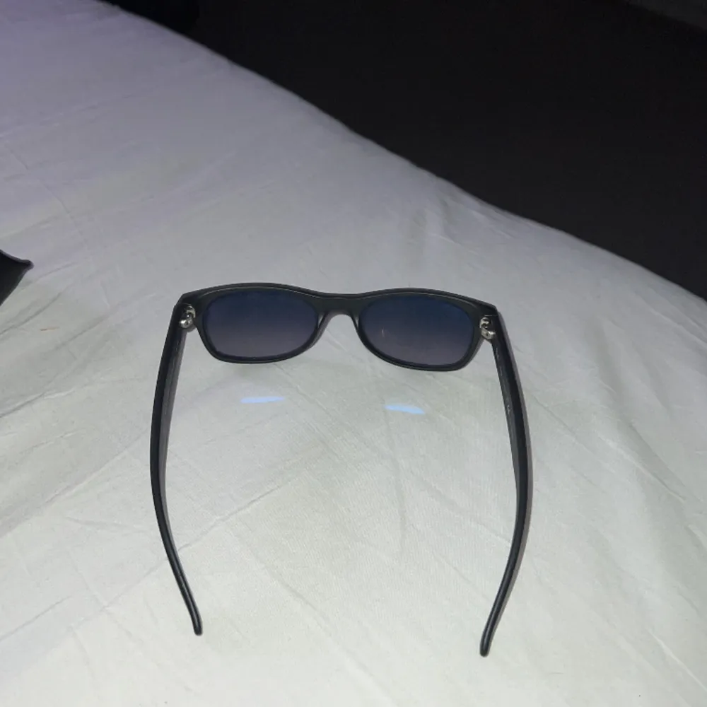 Ett par helt nya ray ban glasögon, jag köpte dom förra sommaren men har ej användt dom alls och endast legat i förpackningen hela tiden! Nypris- 1500kr, priset går att diskuteras. Accessoarer.