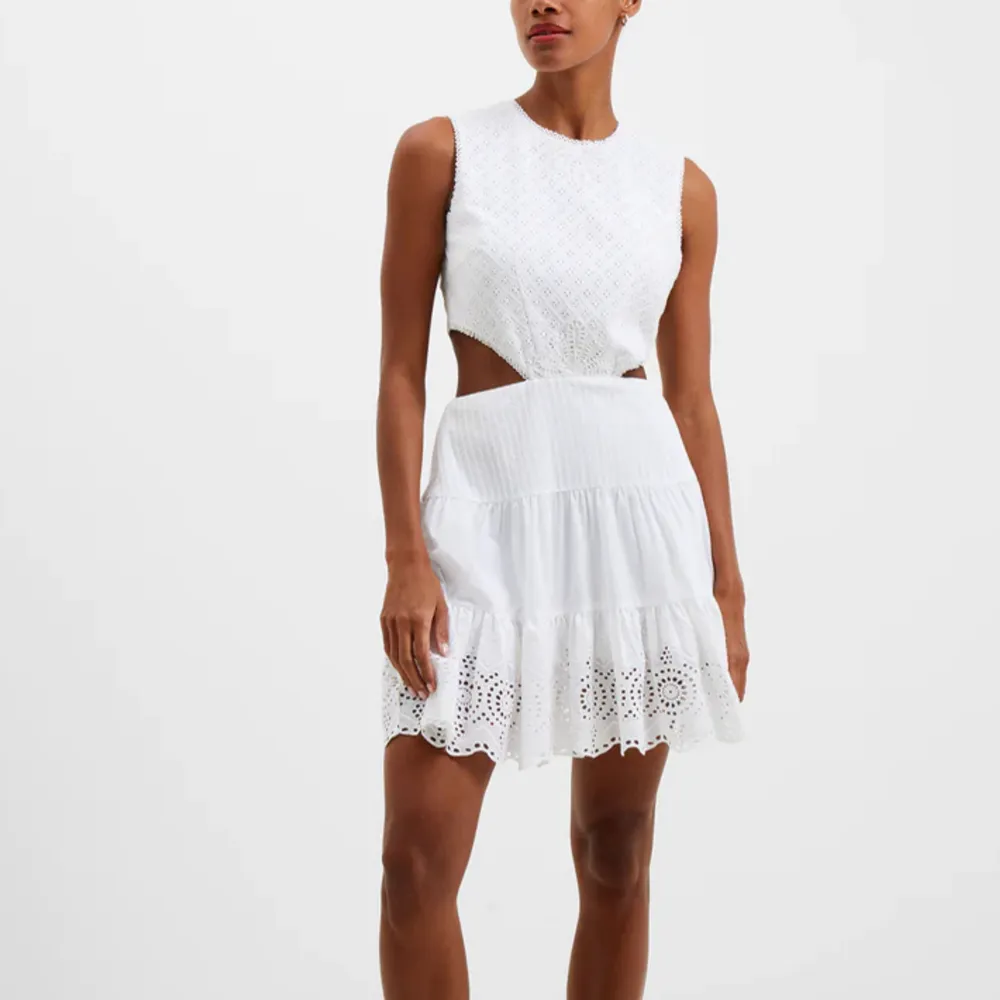 Så fin vit sommar klänning från French Connection. Perfekt till studenten eller midsommar. Storlek S. Aldrig använd. . Klänningar.