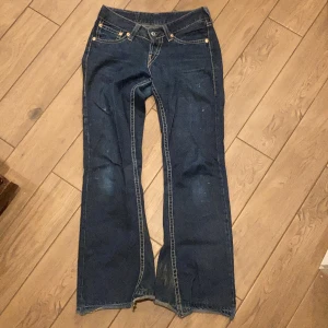Lågmidjade bootcut jeans  - Tja! Här är ett par coola jeans som inte kommer till användning 😊