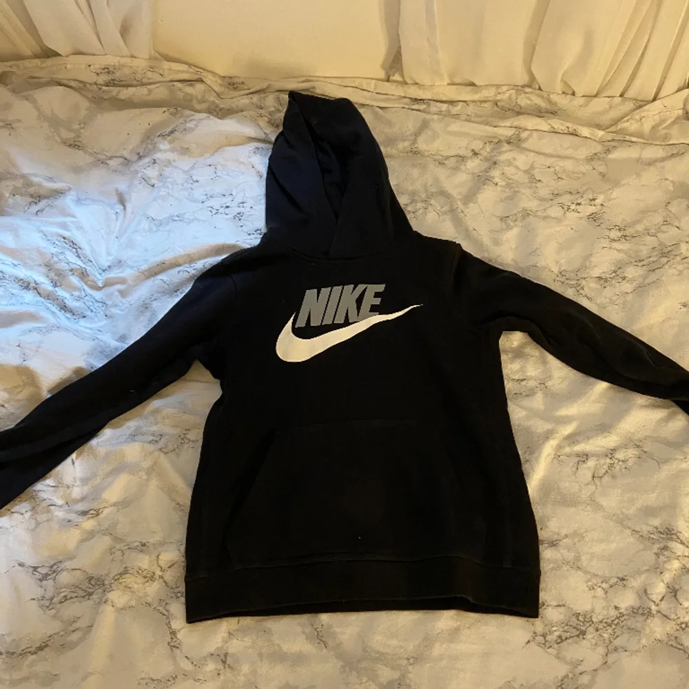En jättefin Nike tröja jättebra skick hör gärna av dig om ni vill köpa eller för flera bilder. Hoodies.