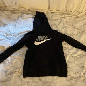 En jättefin Nike tröja jättebra skick hör gärna av dig om ni vill köpa eller för flera bilder