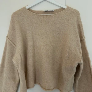 Stickad tröja - Beige stickad tröja från Zara, strl Medium
