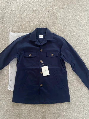 Helt Ny Overshirt från John henric  - Säljer en sprillans ny overshirt från den manlig butiken john henric, inte använd nån gång skick 10/10, ny pris 999kr 