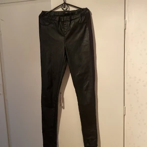 Kan inte använda dem någon mer, p.g.a för små - Man ska inte stryka dem med stryk järn. 