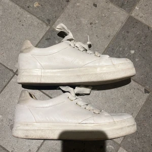 Snygga Gant sneakers 💓⭐️ - Fina vita sneakers från gant. En liten defekt på sidan men inget som syns 🥰