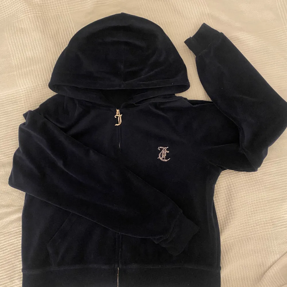 En marinblå Juicy couture zip up hoodie i utmärkt skick, storleken är XL och jag skulle säga att den passar L/XL.. Hoodies.