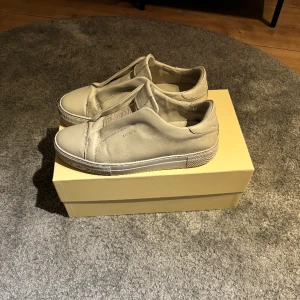 Arigato 360 laceless  - Axel arigato 360 laceless. Bra skick. Allt og medföljer. Storlek 42. Nypris 2650kr. Säljer för 1650kr. 