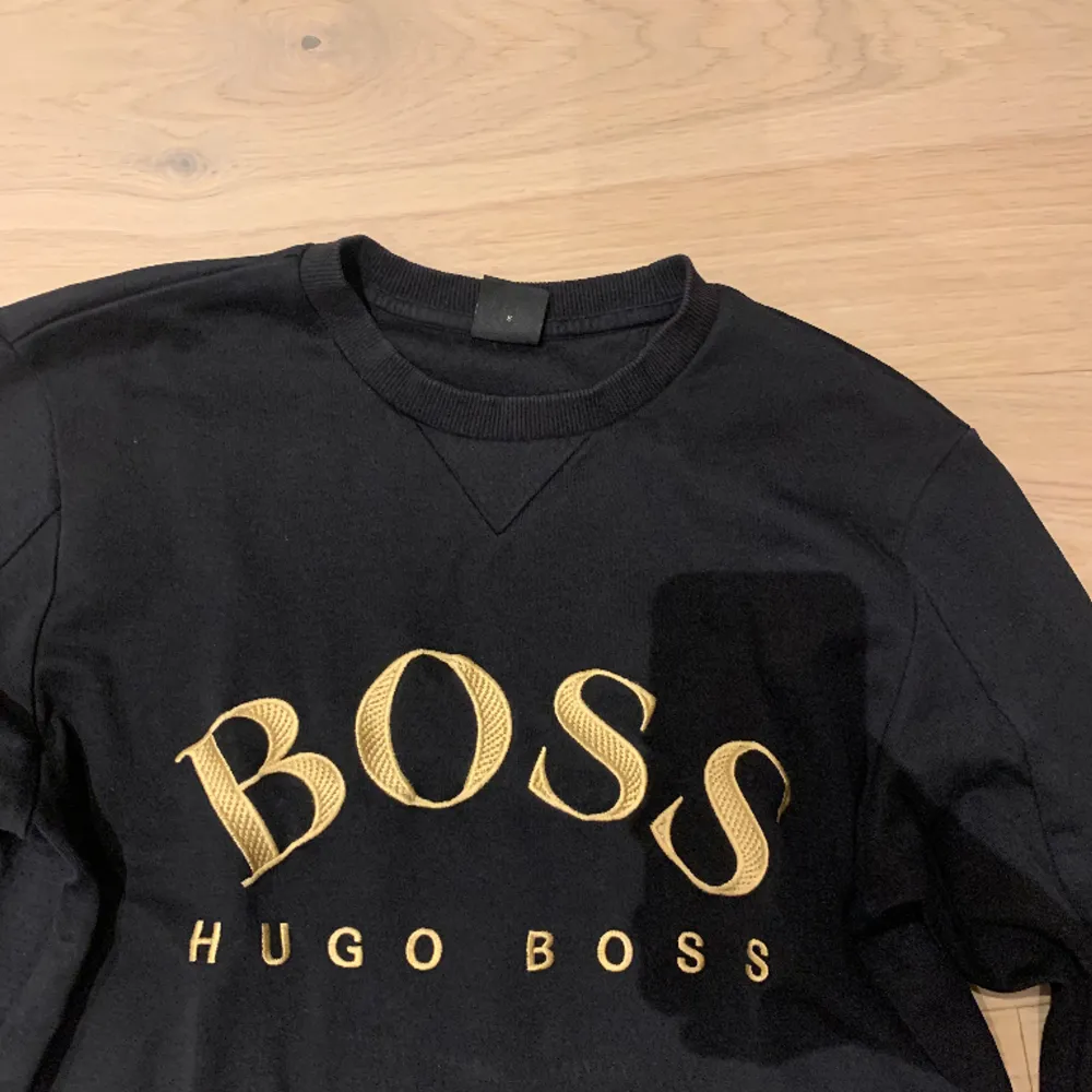 Hej, säljer äkta Hugo boss tröja som är köpt förra året och är i väldigt bra skick. Storlek S och har inga skador.. Tröjor & Koftor.