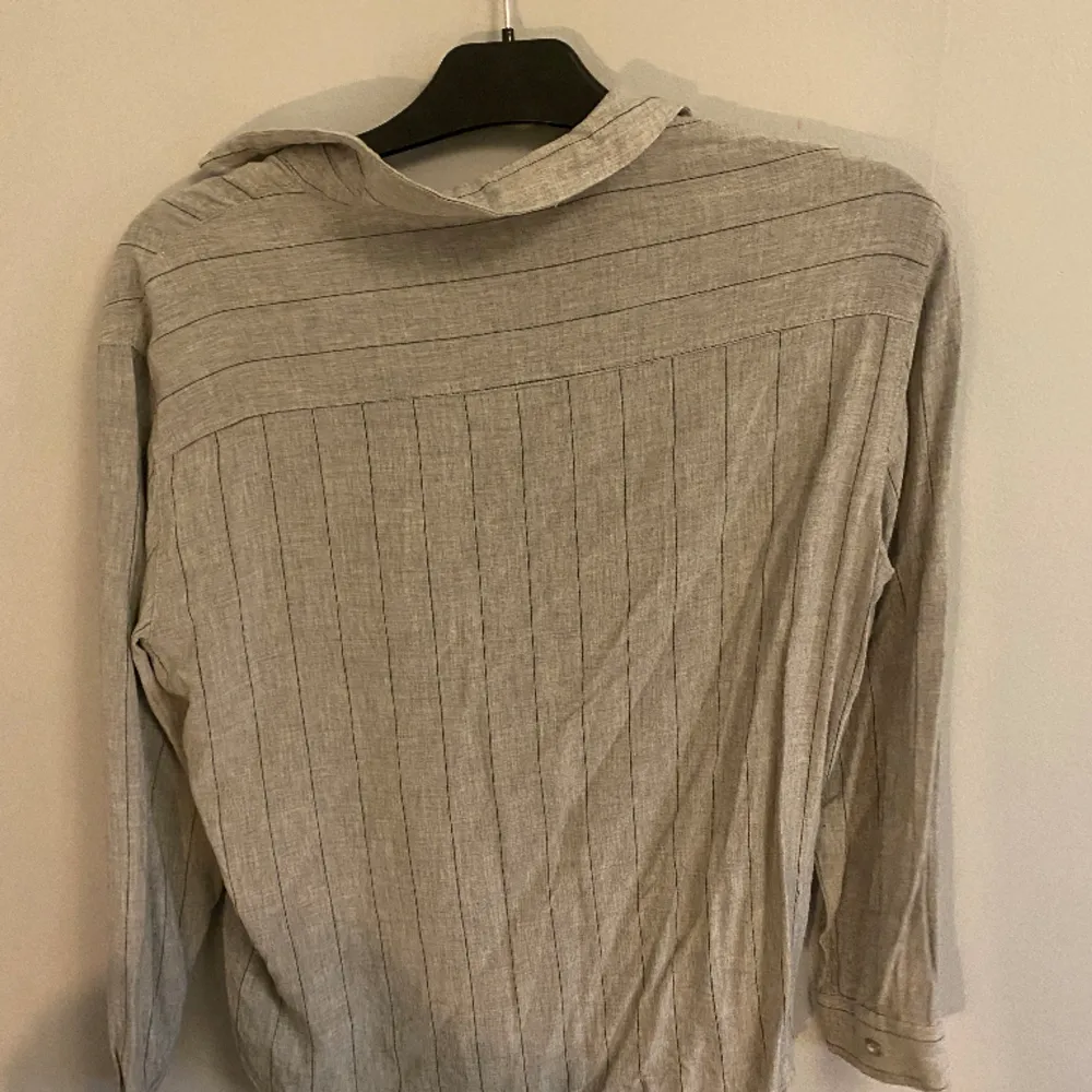 En grå skjorta med ränder från mng i storlek M. Skjortor.