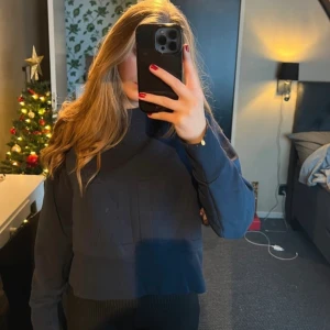 Tröja  - Snygg, skön, knappt använd. Använder inte köp nu! 