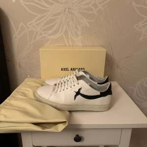 Axel arigtao - Axel arigato clean 90, väldigt snygga och fräscha. Skick 9/10 knappt använda.  Box, bag allt medföljer.  För mer info och pris kom pm. 