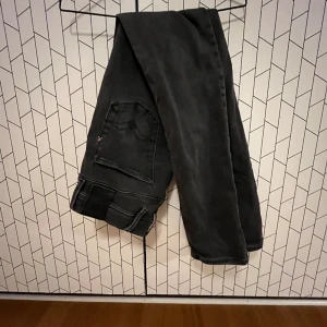 Replay anbass  - Tjea! Säljer nu dessa riktigt snygga replay jeansen i den populära modellen anbass // Skick 7/10 det är ett litet hål vid skrevet som knappt syns (ska iväg och fixa det) // har du några funeringa så kom gärna pm // via snabb affär sänkes pris