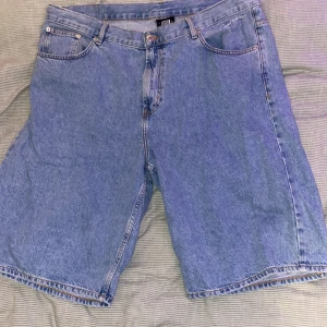 Baggy Jorts - Jorts från sweet sktbs, använt 1 gång inga tecken på användning, orginaltpris 500kr