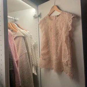 Rosa spetstopp - Snygg zara spetstopp i ljusrosa❤️storlek S. Köp nu eller skriv vid intresse. FRI FRAKT