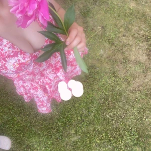 Sommarklänning  - Hade denna i somras under midsommar super fin klänning men känner mig klar med den så någon annan får köpa den nu💕💕 kontakta om ni har frågor!! Materialet är töjbart så passar xs-m 