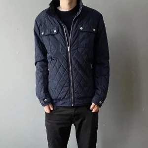 Field jacket. - Säljer nu min feta selected Home field jacka. Den är som ny och har inga skador. Jackan är i storlek M. Vid frågar är de bara o höra av sig.