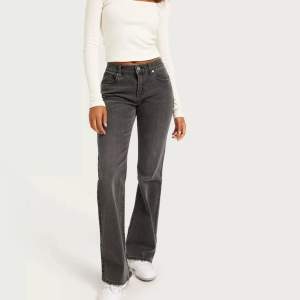 Abrand jeans, grå-svarta mid waist raka jeans, knappt använda så i väldigt fint skick 💓 nypris 1099kr storlek: 25 i midjan (AU 7)