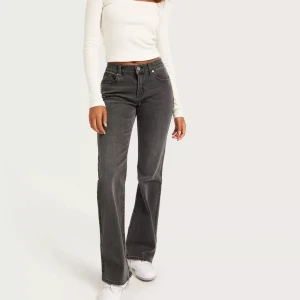 Abrand Jeans Washed Black   - Abrand jeans, grå-svarta mid waist raka jeans, knappt använda så i väldigt fint skick 💓 nypris 1099kr storlek: 25 i midjan (AU 7)