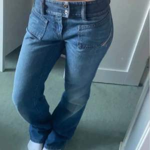 Supersnygga low waist bootcut jeans från diesel!!! Jättesnygga men är alldeles för små för mig! De två första bilderna är lånade från förra ägaren, INGA egna bilder på då de är för små💗 Midja: 38cm, innerben: 81cm 