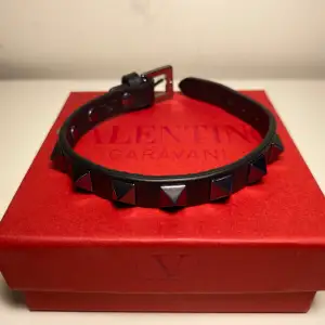 Valentino Garavani rockstud bracelet skick 10/10 Oanvänd Orginalpris: 3335kr Authenticity kort och allt i bilden medföljer Möts gärna upp på allmän plats för både min och köparens skull😁