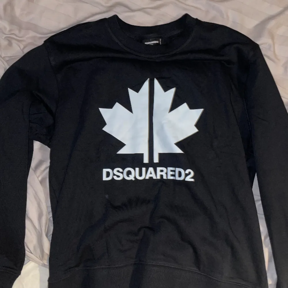 Dsquared2 sweatshirt nytt skick (Säljer pga för stor) Storlek XXL men passar XL och även L. Tröjor & Koftor.