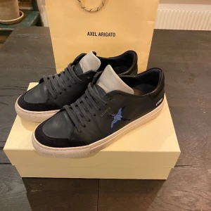 Axel Arigato skor - Tja, säljer dessa riktigt feta Arigato skorna. De användes vardagligen i lite mindre än ett år, så det finns tecken på användning men inget speciellt märkvärdigt. Det ingår också en sko påse. Priset är inte hugget i sten och är öppet för diskussion.