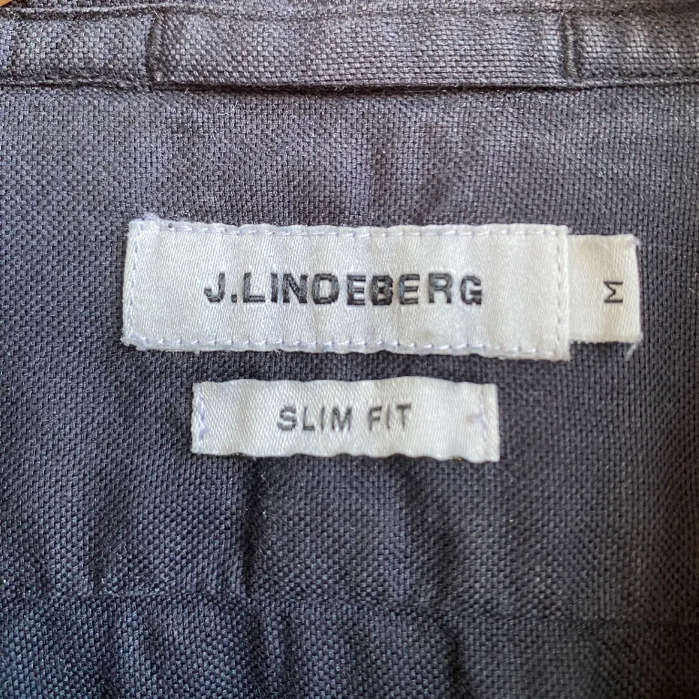 Svart skjorta från J.Lindeberg i bästa kvalité. Pris: 499kr. Skjortor.