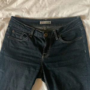 Low/mid bootcut jeans - Uppsprättade längst ner, pris går att diskutera