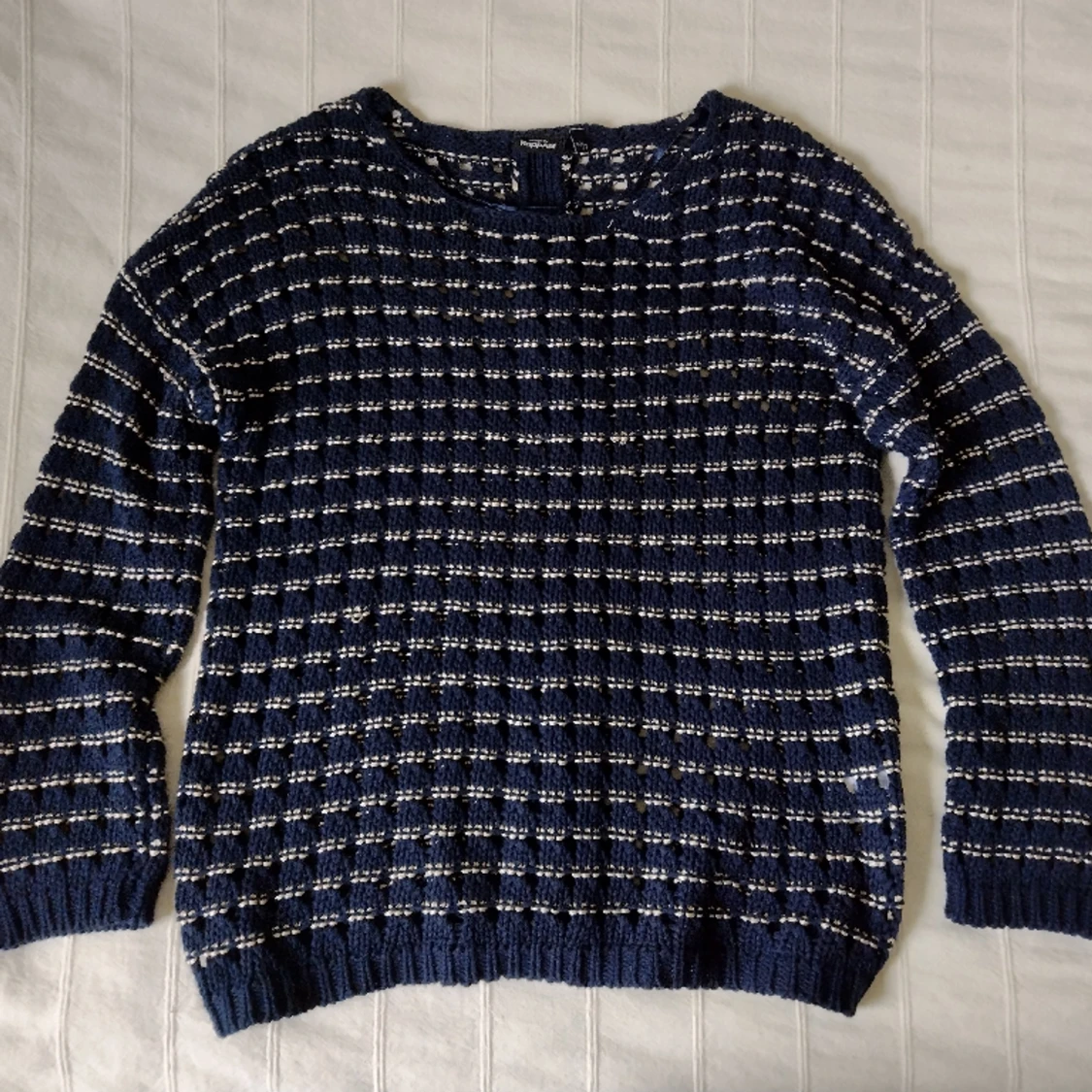 Blå stickad/hålstickad "randig" tröja - storlek 40/42 (XS-L)