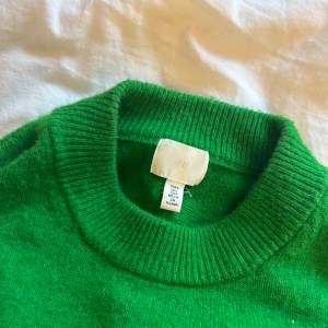 En finstickad grön tröja från HM. Den är lite fluffigare i materialet. Använd max 3 gånger.  Är i storlek S och är jätte snygg med en T-shirt eller skjorta under! Hör av er för frågor 😀