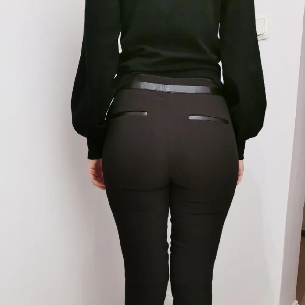 Svarta kostymbyxor i storlek 36. Material: 70% polyester, 23% viskos, 7% elastan. Jättefin skick. . Puvut & Bleiserit.