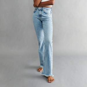 Blåa jeans från Gina tricot i storlek 36, knappt använda. Nypris 500 kr