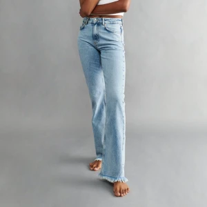Blå jeans - Blåa jeans från Gina tricot i storlek 36, knappt använda. Nypris 500 kr