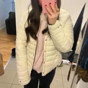 Jacka - Vit dunjacka pefekt till våren💕💕💕 Mycket bra skick, det står att det är storlek L men den sitter som en S💕 jag är 163cm och vanligtvis S