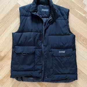 Svart Everest väst - Svart väst i bra skick